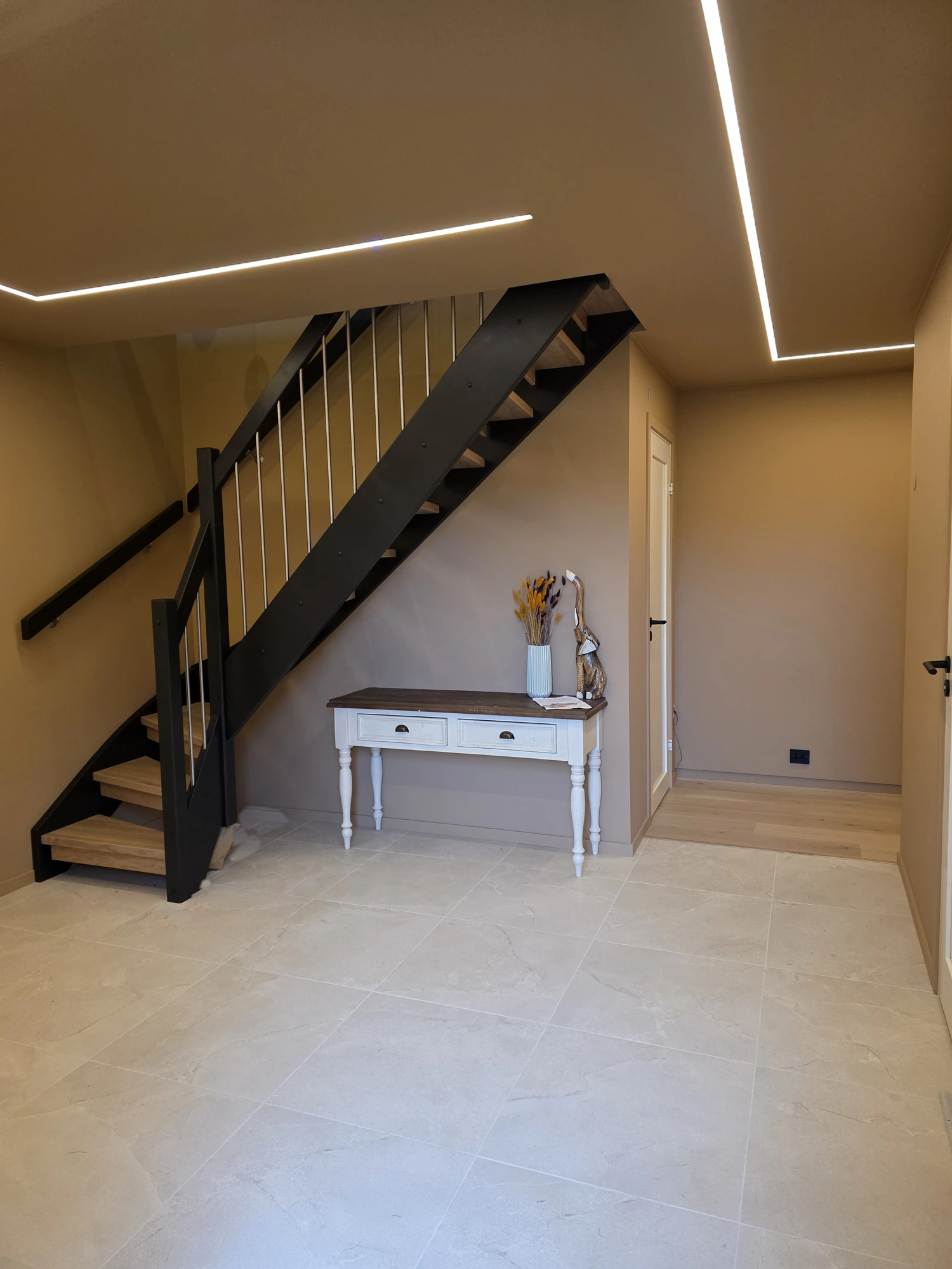 LED-lyslinjer i taket gir effektbelysning ved trappen