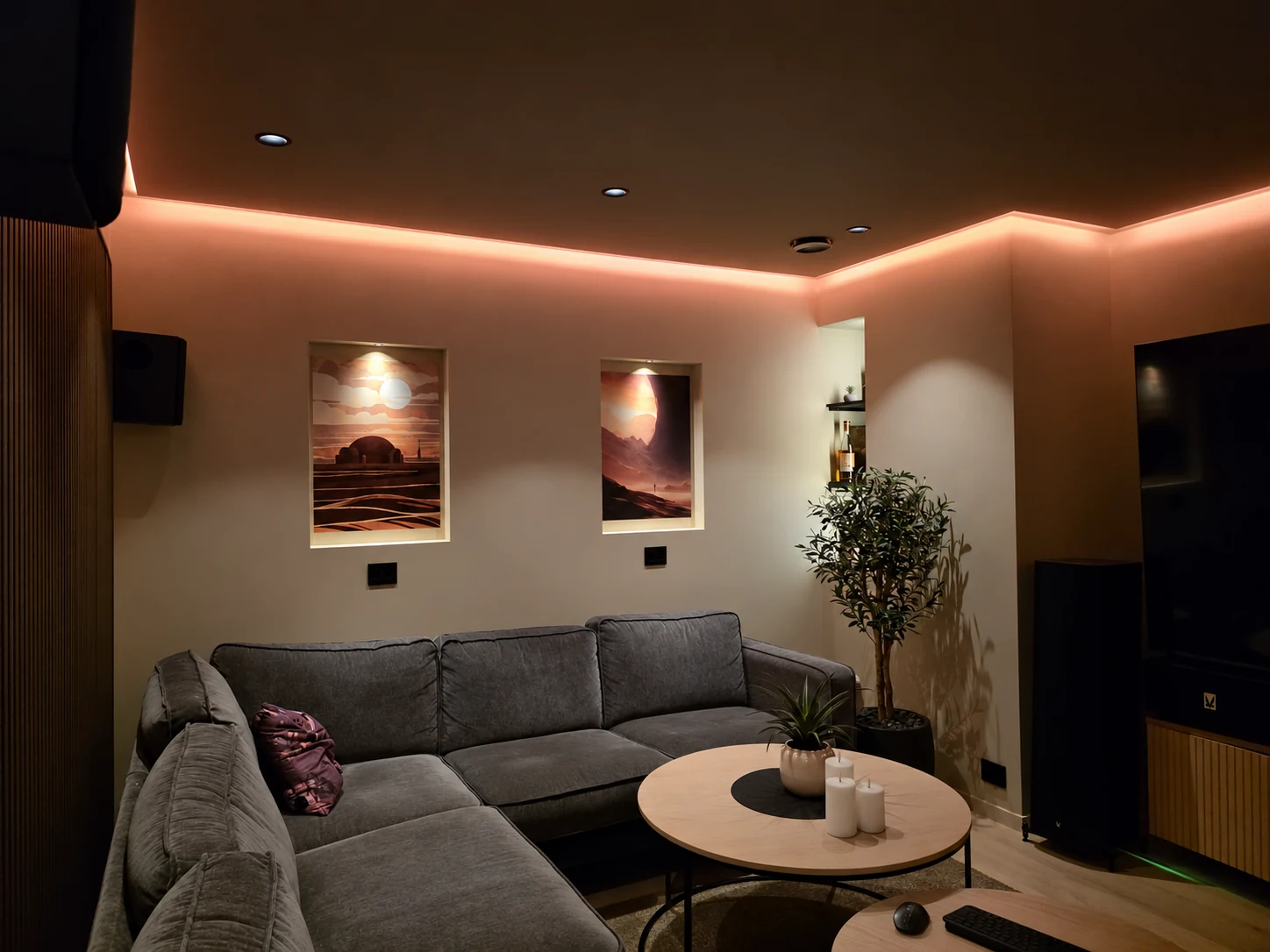 Indirekte LED-belysning gir et varmt og behagelig lys i TV-stuen
