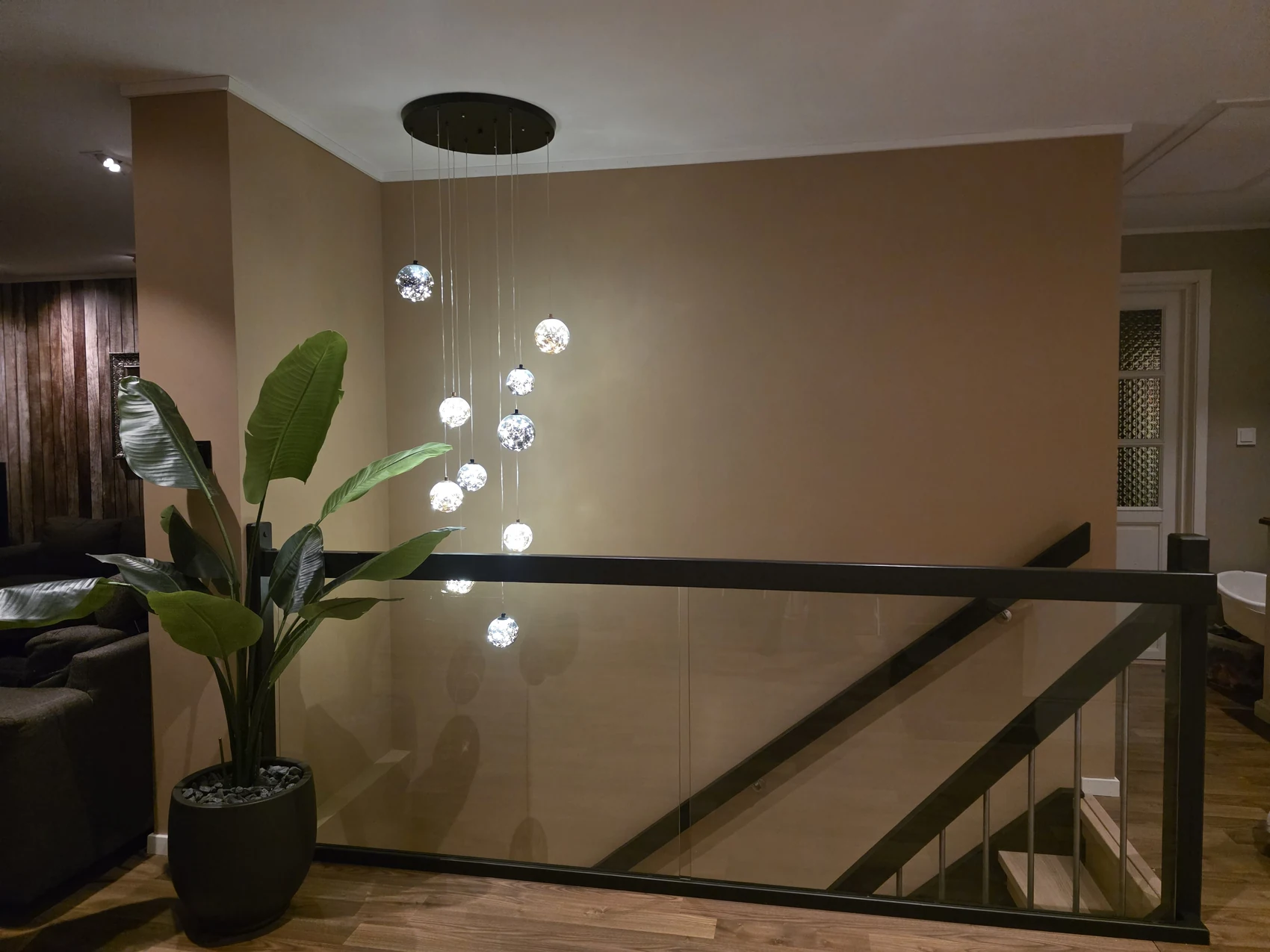 Integrert LED-belysning fremhever trapperommet
